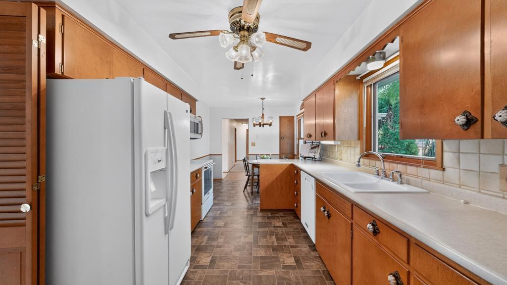 302 Garden Road Albert Lea, MN 56007 - Photo 12 of 54