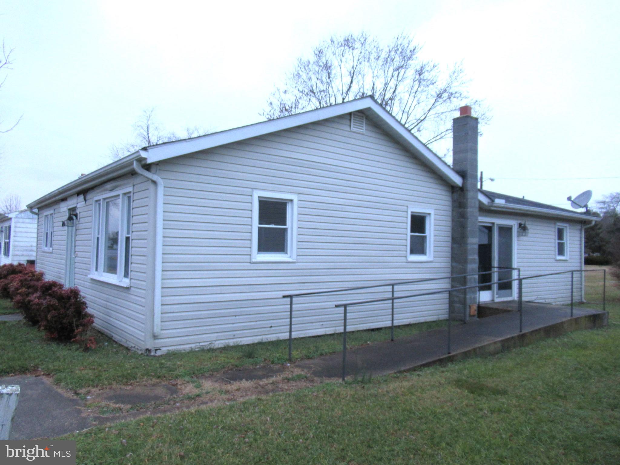 206 Pine Street Ellendale, DE 19941 - Photo 3 of 19 right side