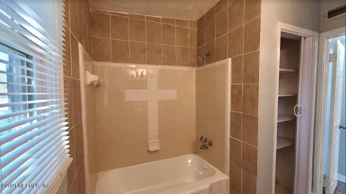 1749 Broward Road Jacksonville, FL 32218 - Photo 9 of 17 1749 Bathtub