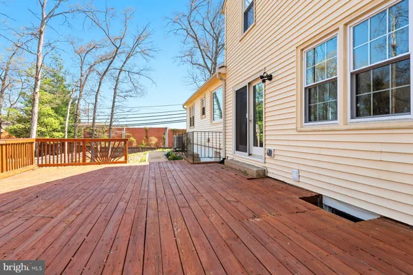 a view of a house with backyard and garden