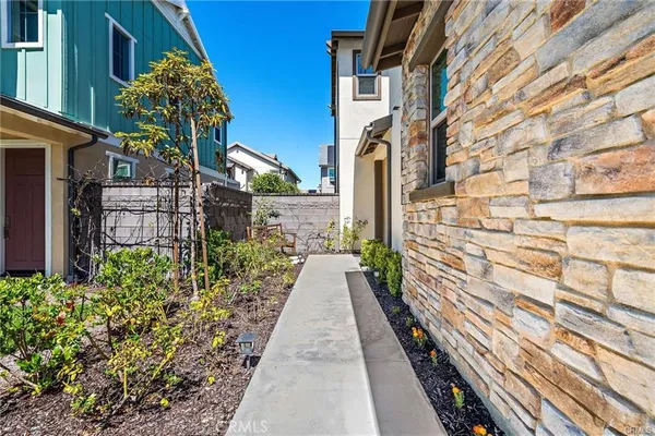 a view of a pathway with house on both side