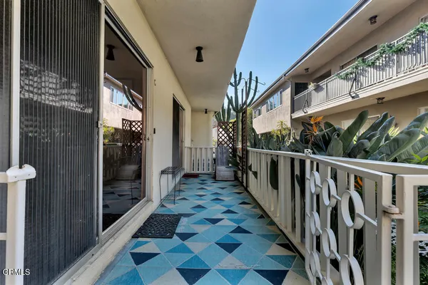 a view of entryway with a front door