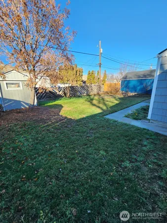 a view of a back yard