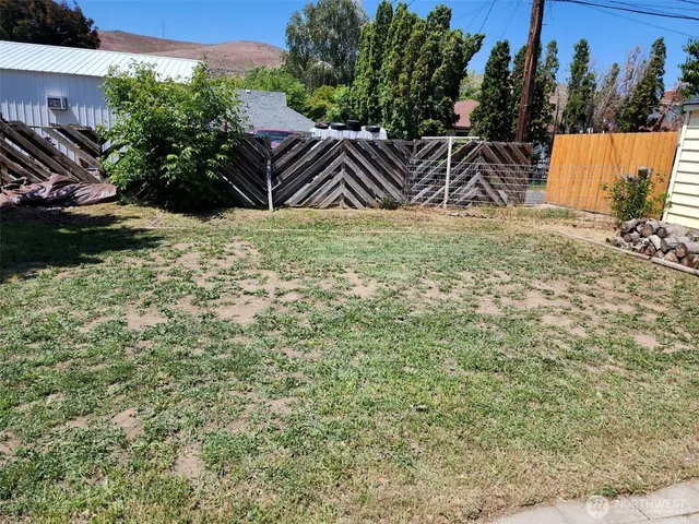 $1,325 | 1229 C Street Southwest, Ephrata, WA 98823