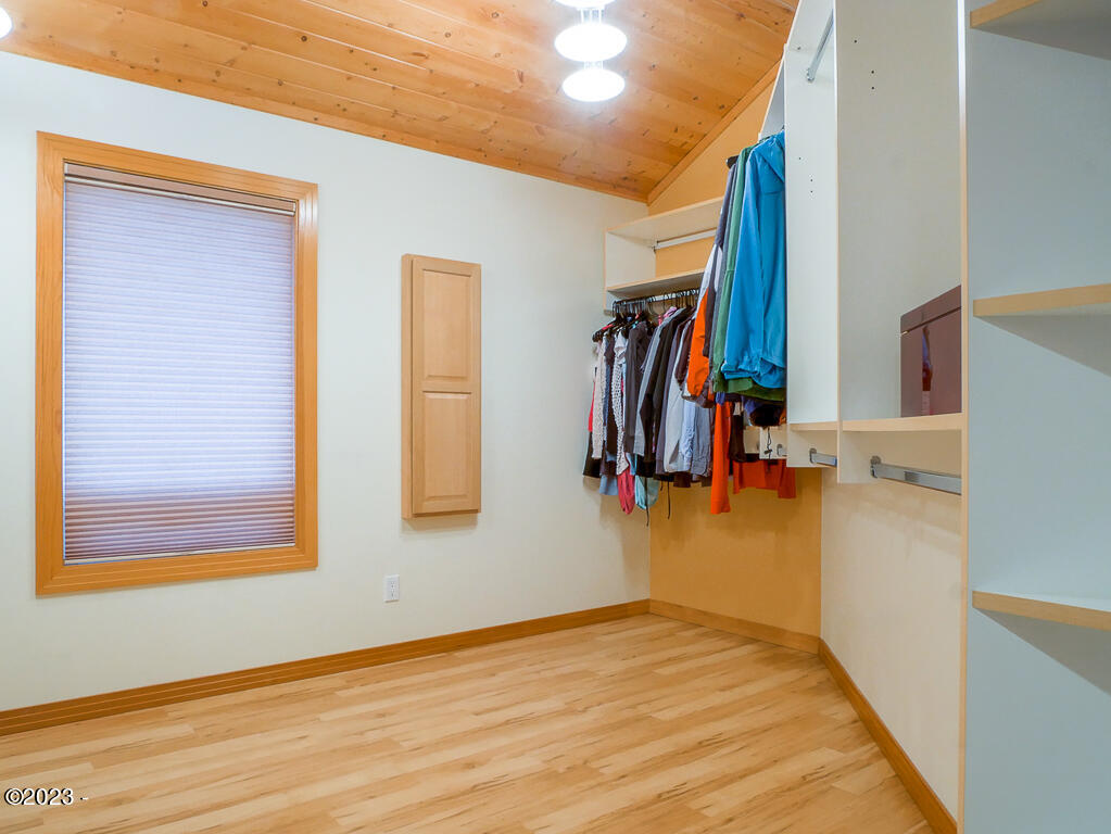 12319 Logsden Road Blodgett, OR 97326 - Photo 37 of 78 Upper level en suite