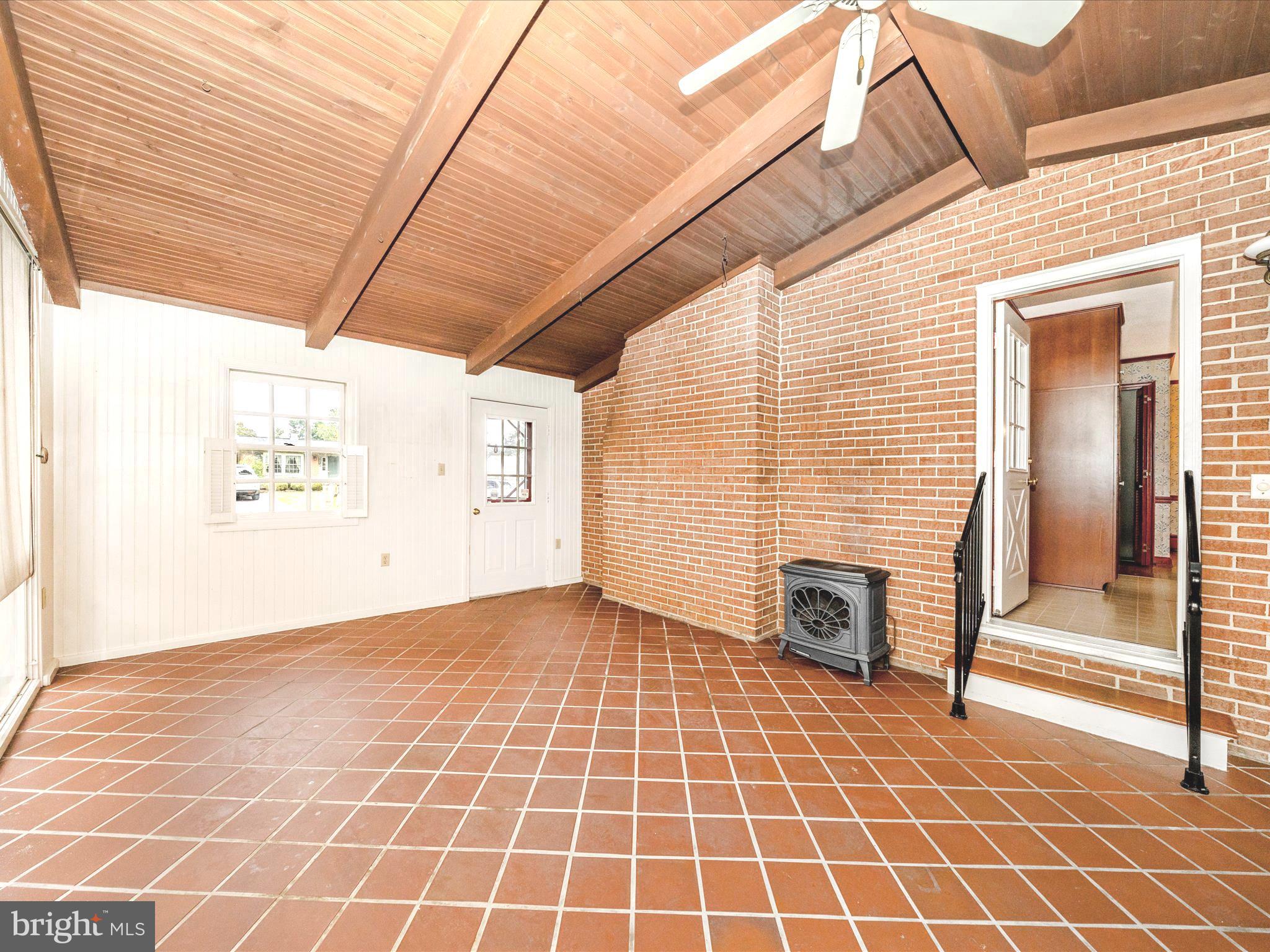 17920 Pin Oak Road Hagerstown, MD 21740 - Photo 22 of 57 an empty room with windows