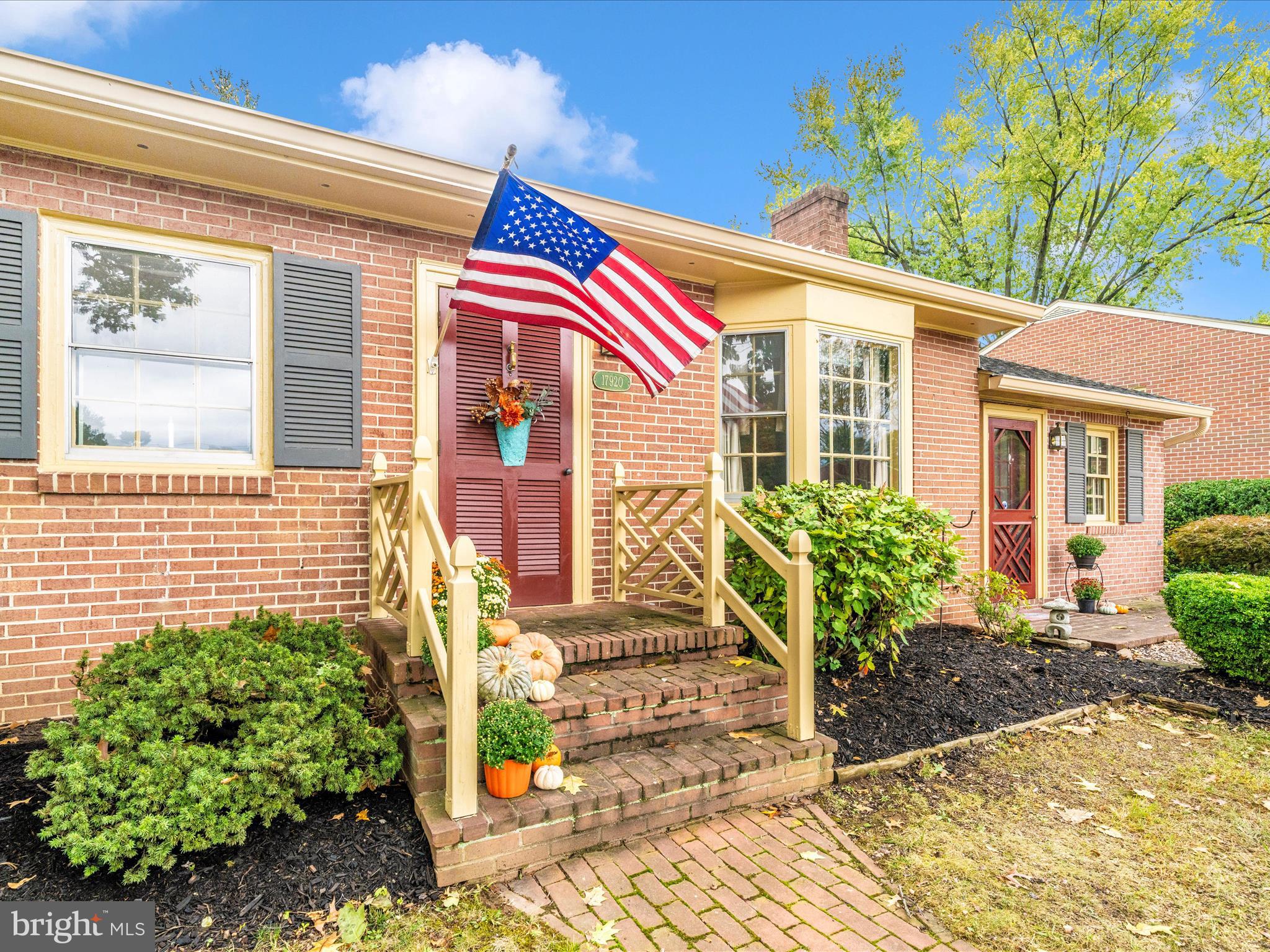 17920 Pin Oak Road Hagerstown, MD 21740 - Photo 3 of 57 a front view of a house with a yard