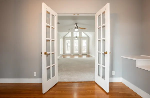a view of entryway with a front door