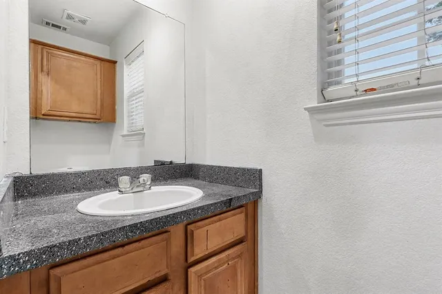 $1,800 | 1417 Hamburg Street, Dallas, TX 75215