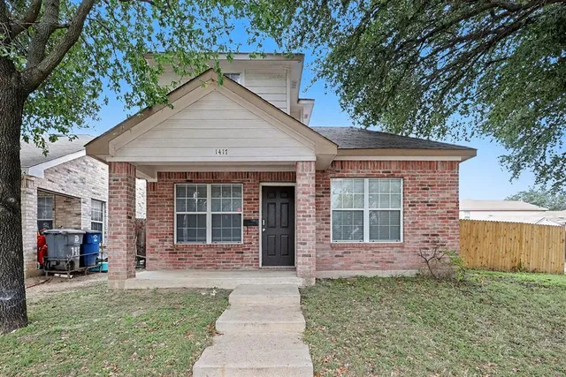 $1,800 | 1417 Hamburg Street, Dallas, TX 75215