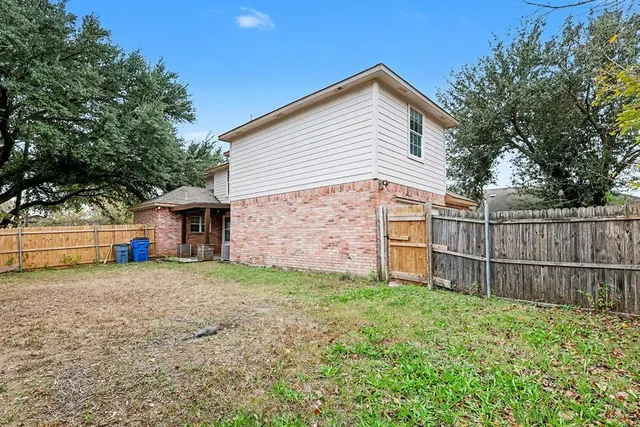 $1,800 | 1417 Hamburg Street, Dallas, TX 75215
