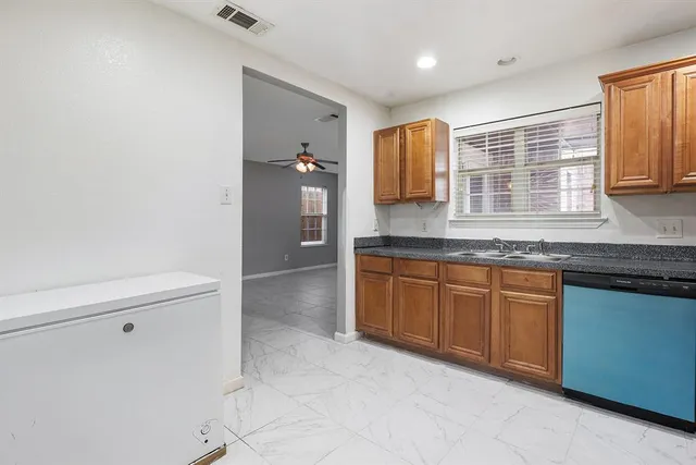 $1,800 | 1417 Hamburg Street, Dallas, TX 75215