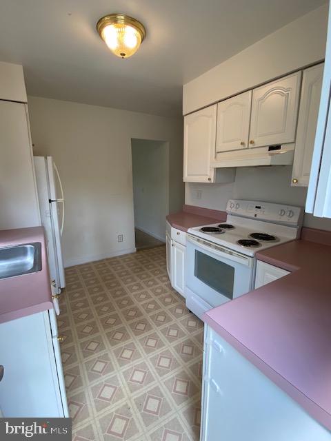 794 Telegraph Road Stafford, VA 22554 - Photo 17 of 21 a kitchen with a stove and a refrigerator