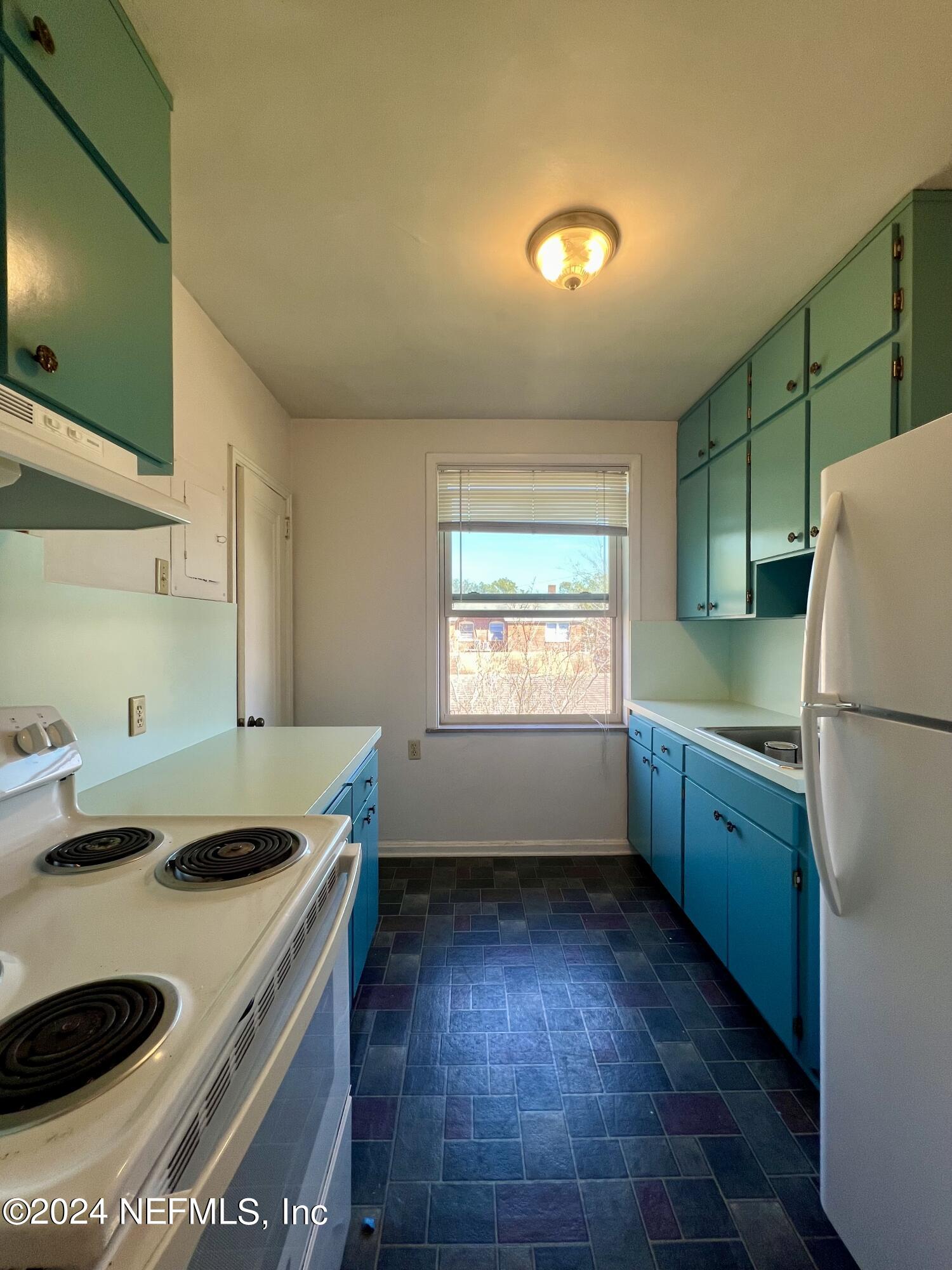 1781 River Road, Unit 4 Jacksonville, FL 32207 - Photo 11 of 24 a kitchen with a refrigerator and a stove