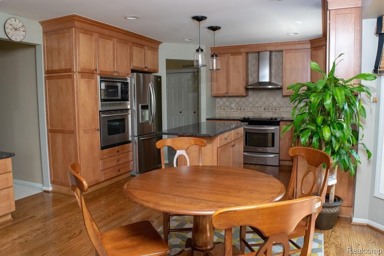 1046 Bloomview Circle Rochester, MI 48307 - Photo 4 of 31 Kitchen 3.jpg