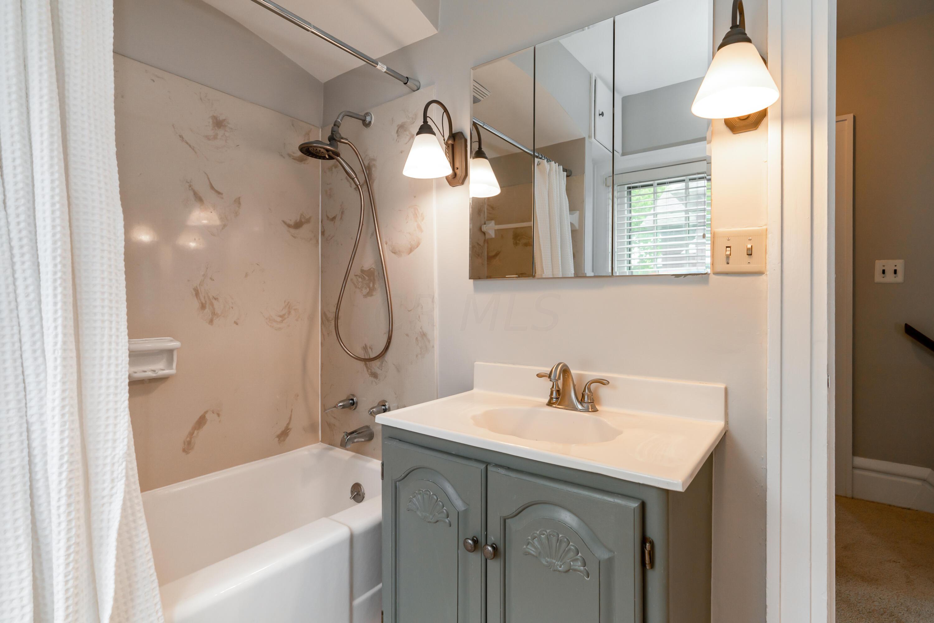 54 East Tulane Road Columbus, OH 43202 - Photo 21 of 36 Full bathroom
