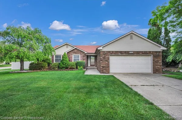 $324,900 | 5015 Fox Hill Drive, Sterling Heights, MI 48310