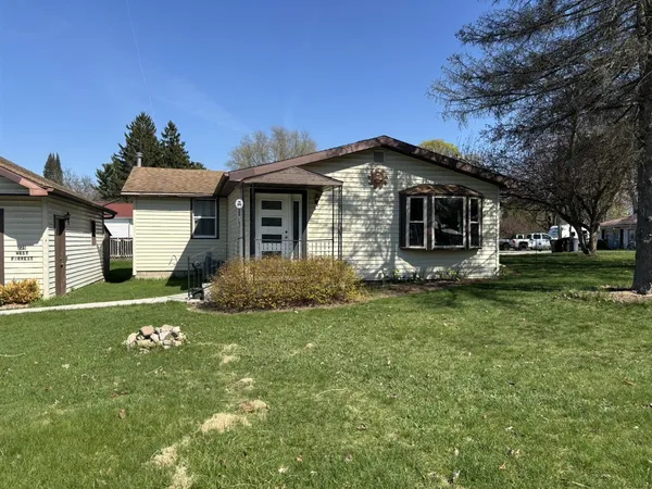 $190,000 | 228 West Forest Street, Edmore, MI 48829
