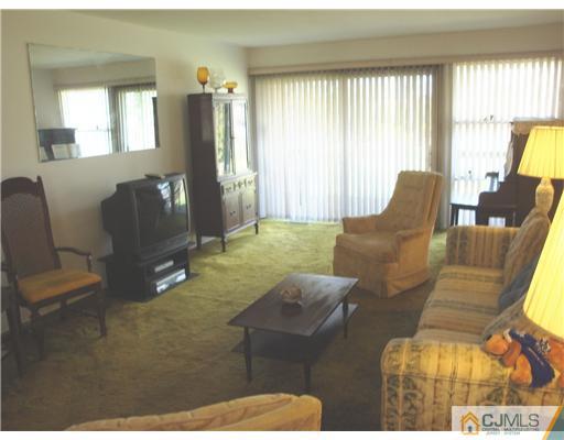 5 Wheeler Road Kendall Park, NJ 08824 - Photo 4 of 17 Gallery Image 4