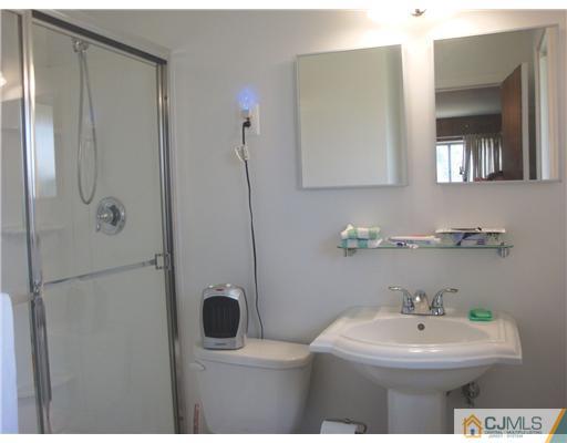 5 Wheeler Road Kendall Park, NJ 08824 - Photo 9 of 17 Gallery Image 9