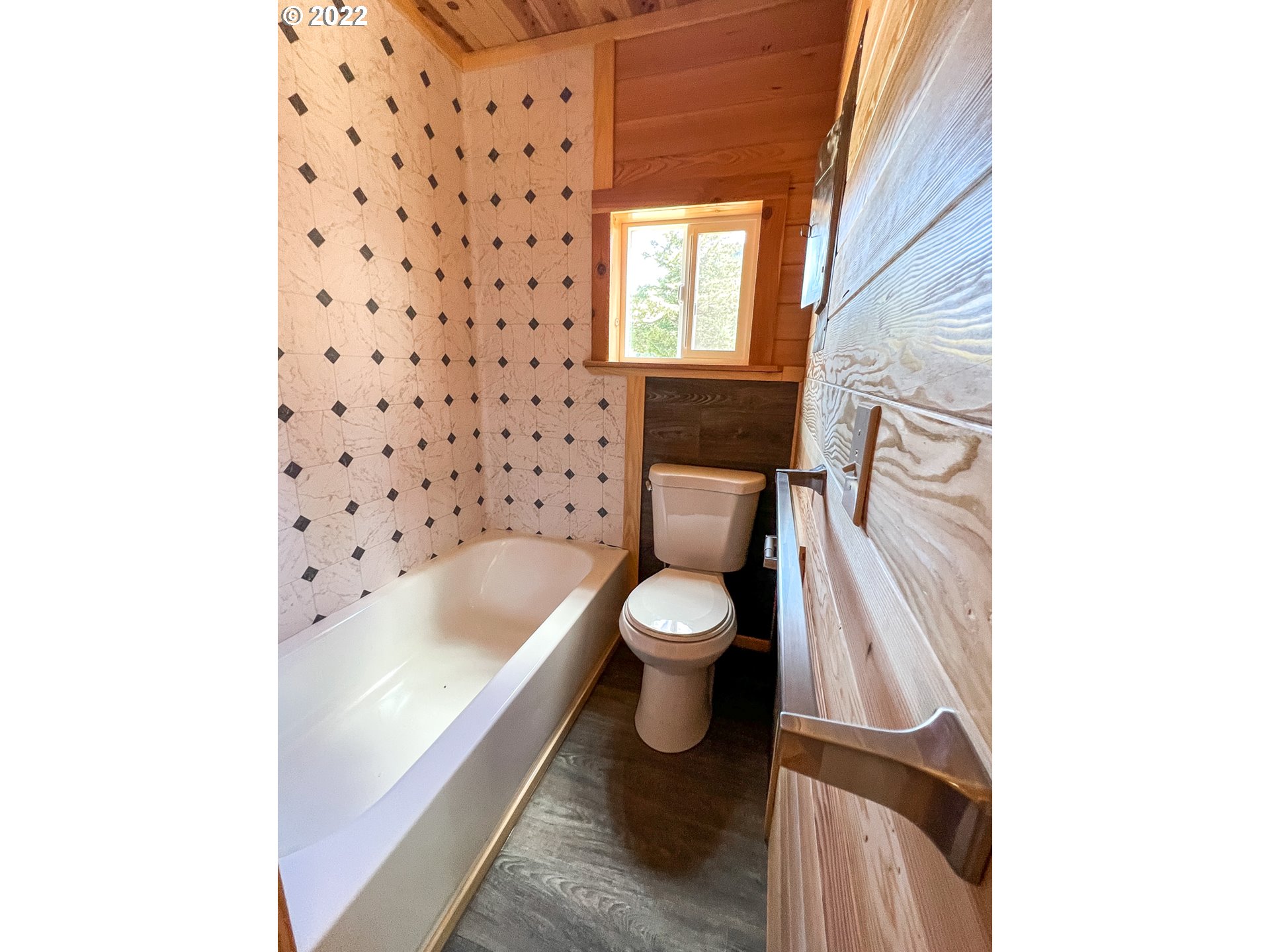 0 Bridge Tiny Home Myrtlepoint Or 97458 Myrtle Point, OR 97458 - Photo 13 of 18 a bathroom with a toilet and a bathtub