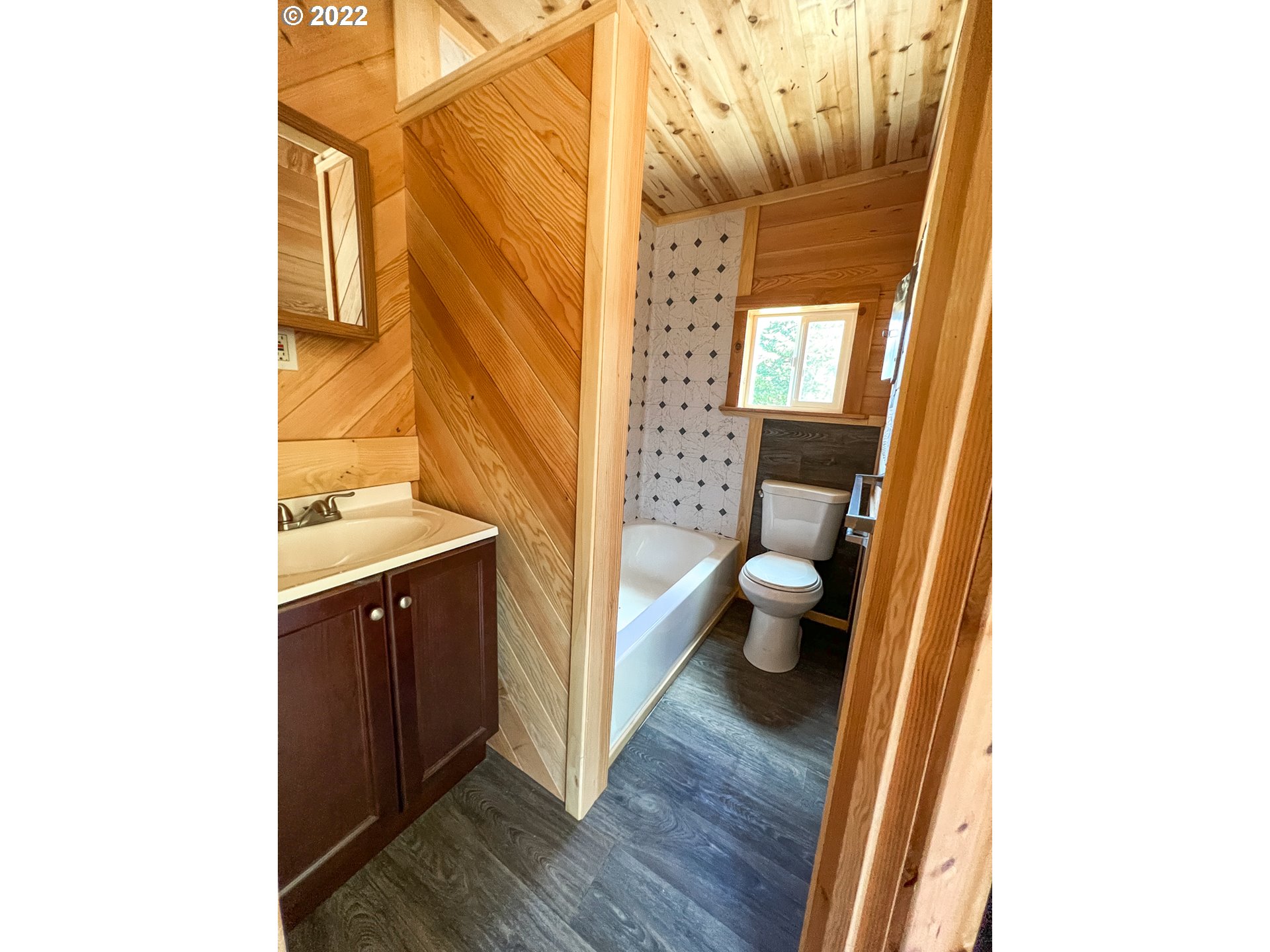 0 Bridge Tiny Home Myrtlepoint Or 97458 Myrtle Point, OR 97458 - Photo 14 of 18 a bathroom with a sink and toilet
