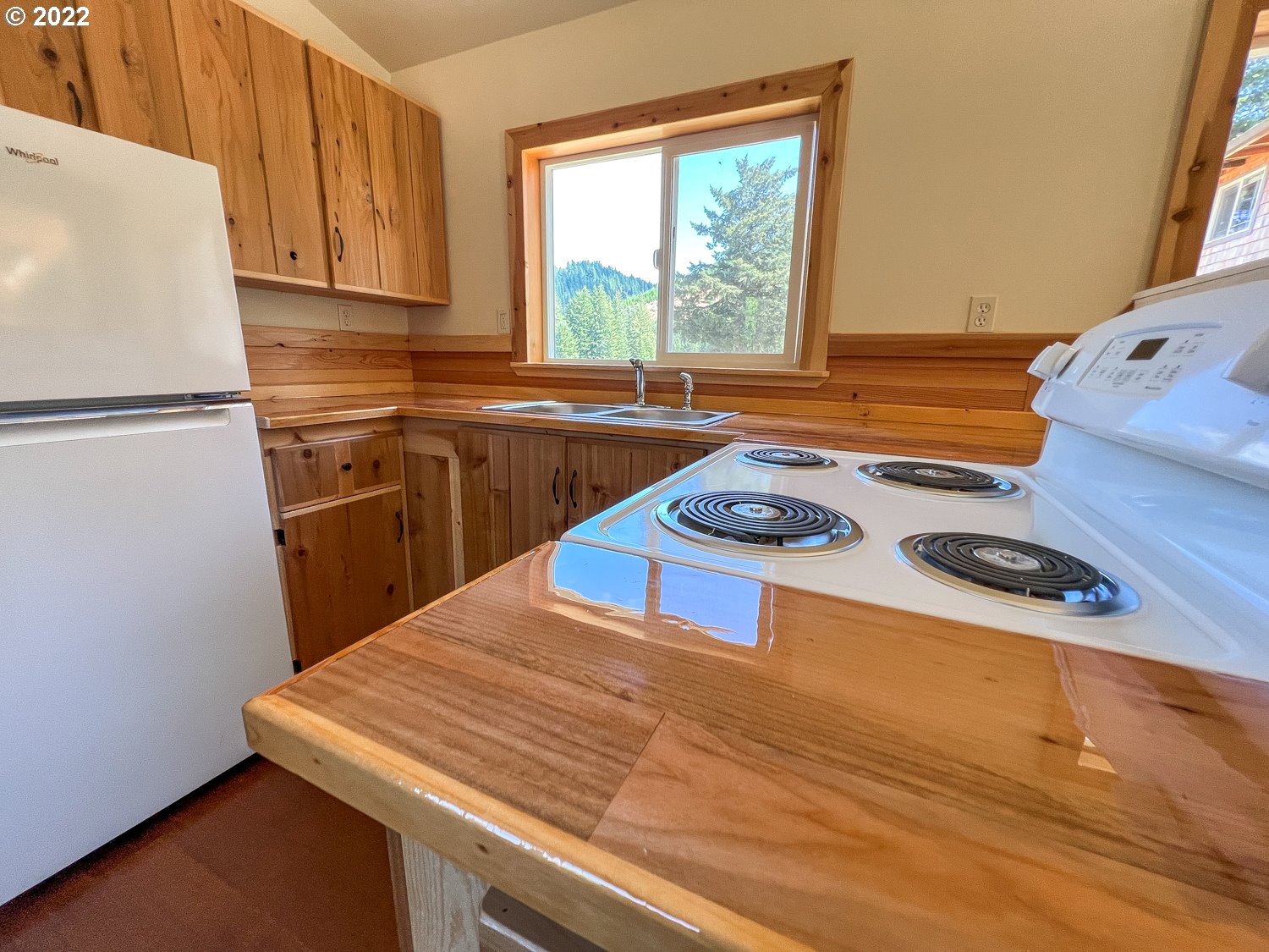 0 Bridge Tiny Home Myrtlepoint Or 97458 Myrtle Point, OR 97458 - Photo 4 of 18 a kitchen with a stove a sink and a refrigerator