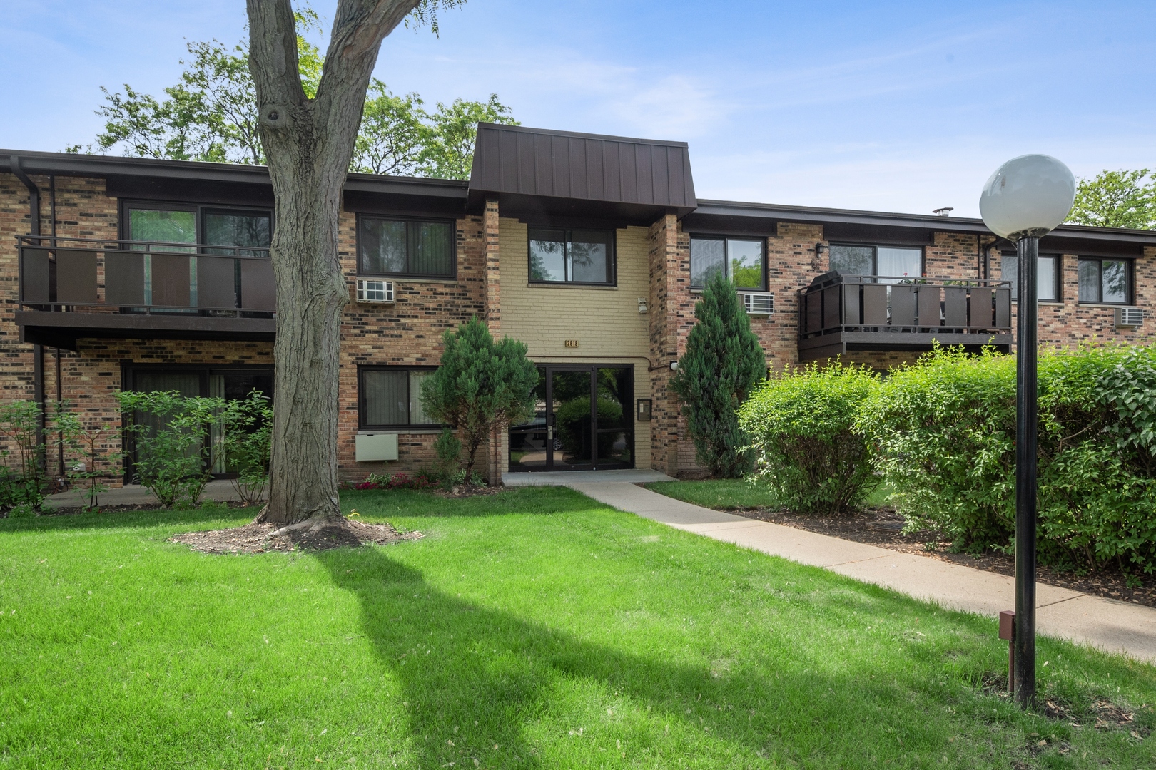 2618 North Windsor Drive, Unit 103, Arlington Heights, IL 60004 Compass