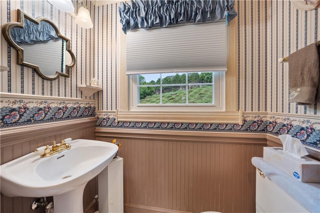 294 Foxcroft Road Pittsburgh, PA 15220 - Photo 18 of 22 Gallery Image 18