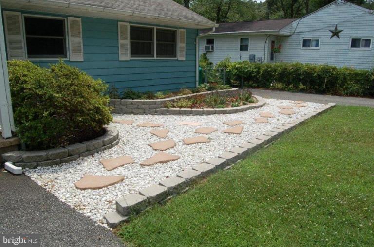 209 Old Magothy Bridge Road Pasadena, MD 21122 - Photo 4 of 15 Walkway