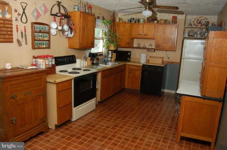 209 Old Magothy Bridge Road Pasadena, MD 21122 - Photo 9 of 15 Kitchen