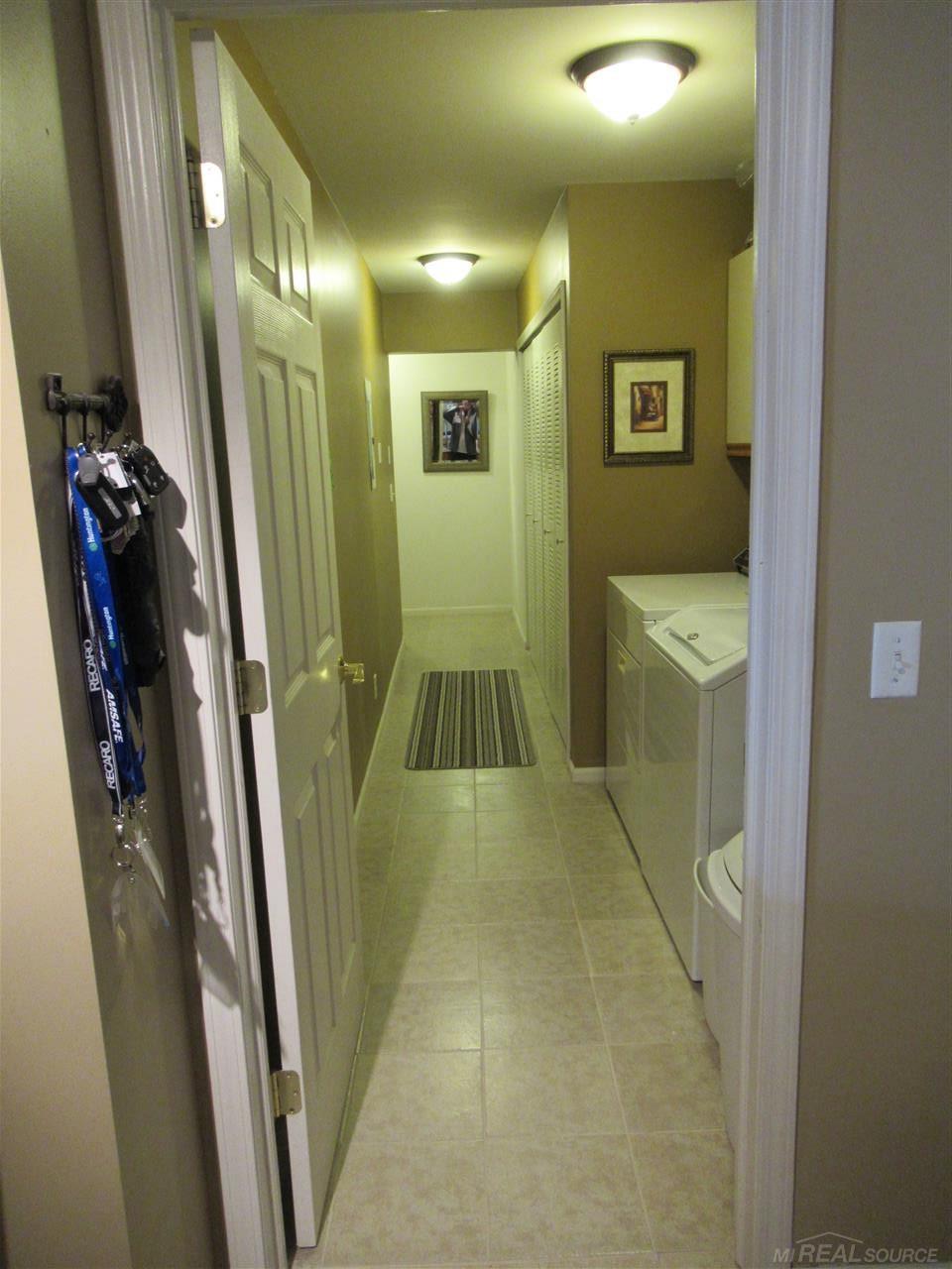 1898 Flagstone Circle Rochester, MI 48307 - Photo 17 of 33 31316534-16.JPG