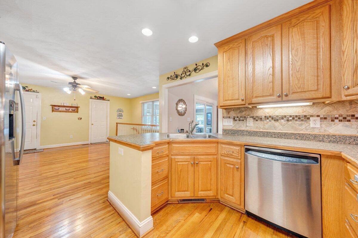 2655 Rutrough Road Southeast Roanoke, VA 24014 - Photo 13 of 71 13