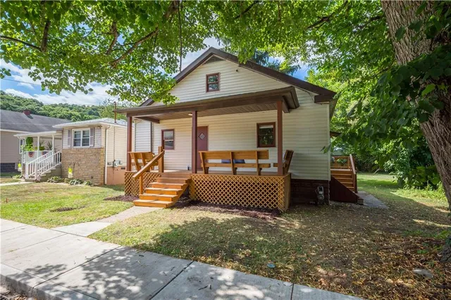 a view of backyard of the house