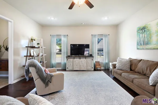 $2,400 | 644 Greenwich Drive, Baton Rouge, LA 70820