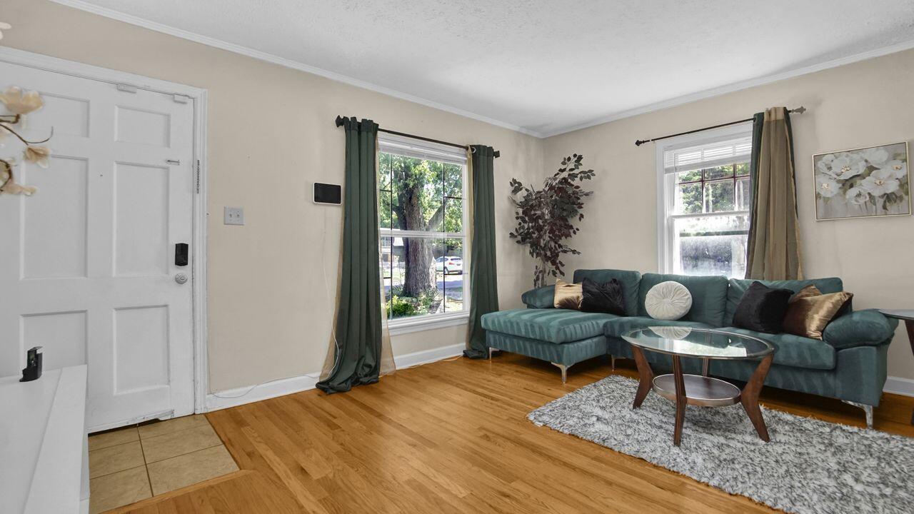 513 Elaine Road Columbus, OH 43213 - Photo 3 of 27 Living Room
