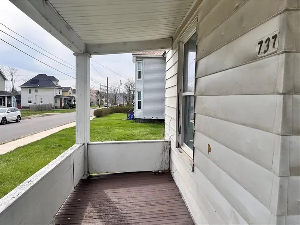 a view of a back yard