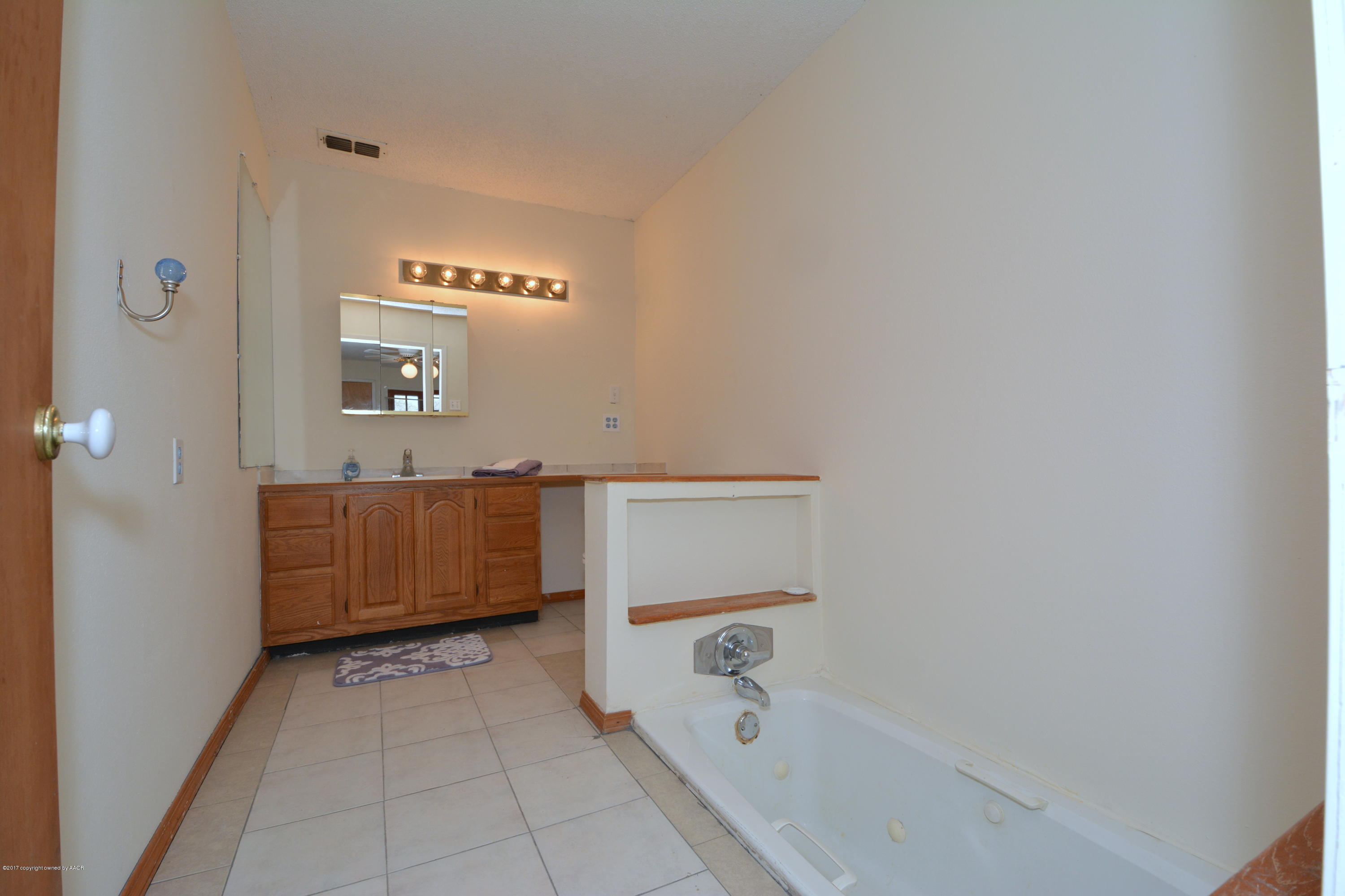 113 40th Avenue Amarillo, TX 79110 - Photo 16 of 26 16 Master Bathroom-001
