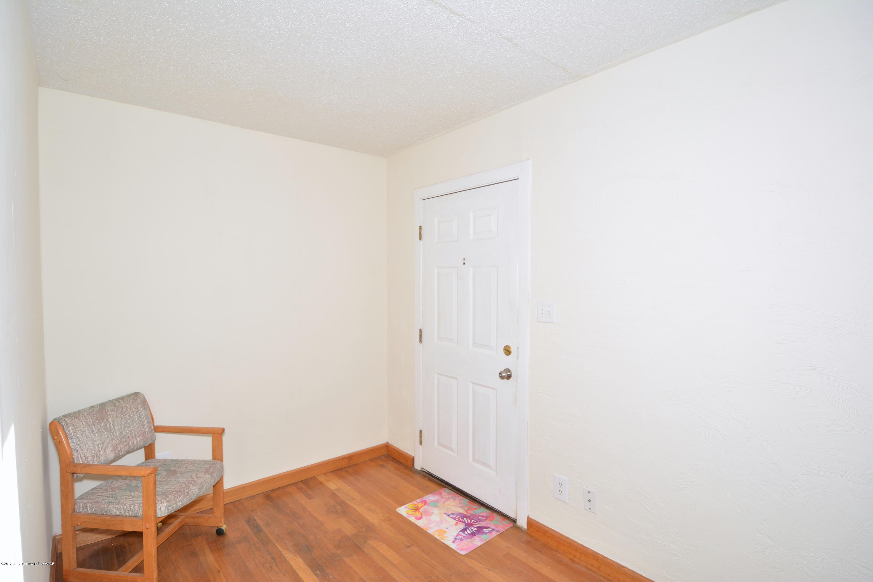 113 40th Avenue Amarillo, TX 79110 - Photo 3 of 26 3 Entryway