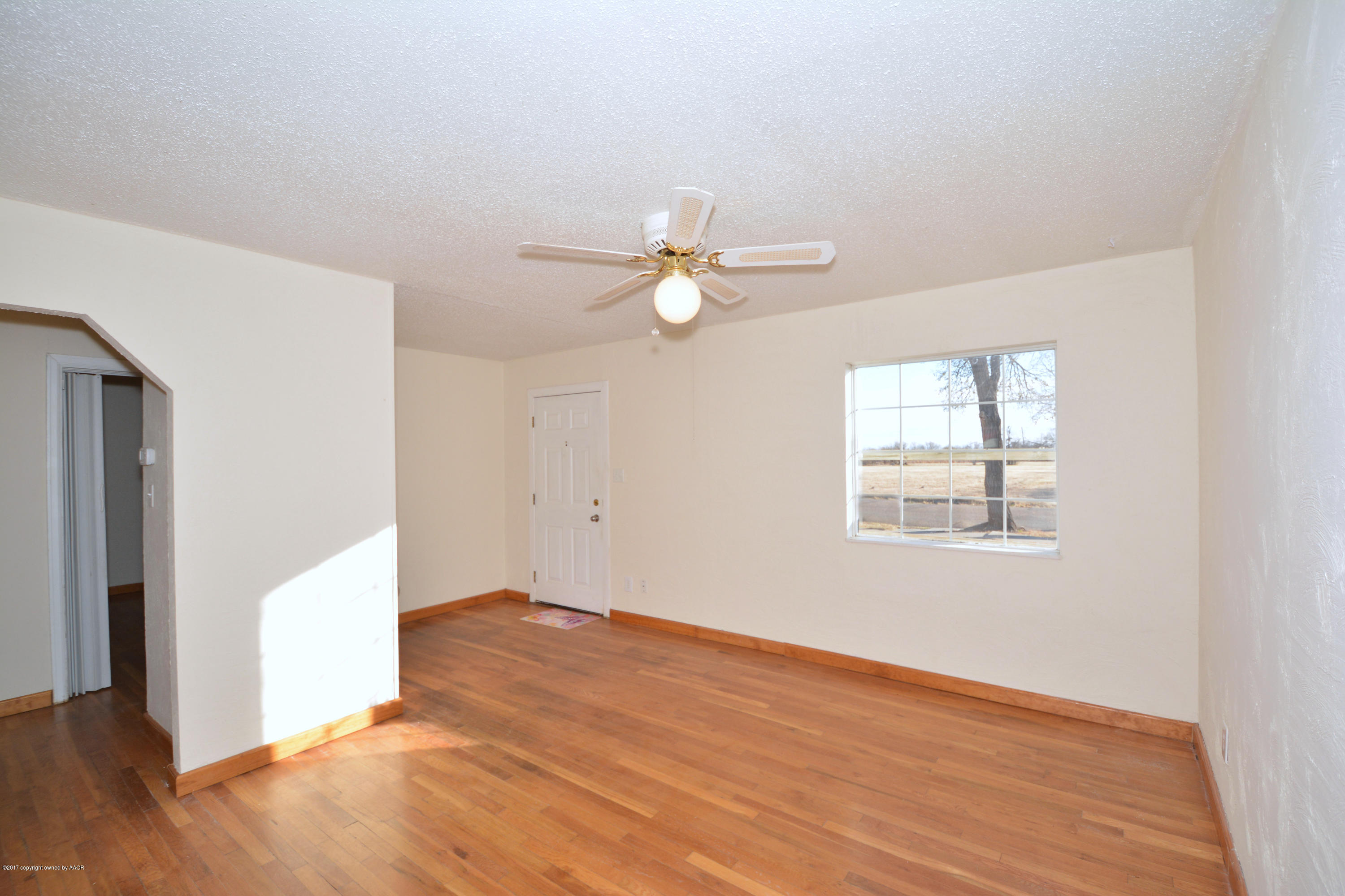 113 40th Avenue Amarillo, TX 79110 - Photo 5 of 26 5 Living Room