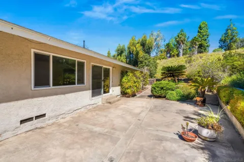 a view of a house with backyard and garden