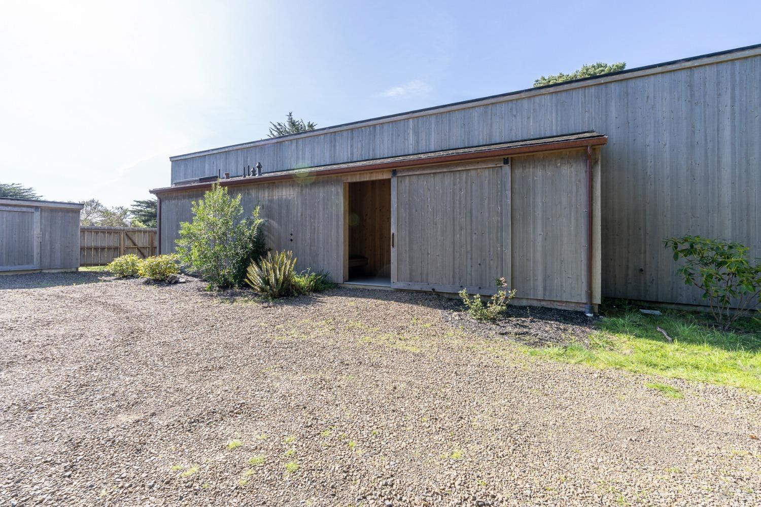 a view of a house with backyard and plants