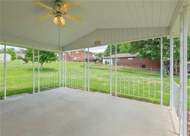 a view of a backyard