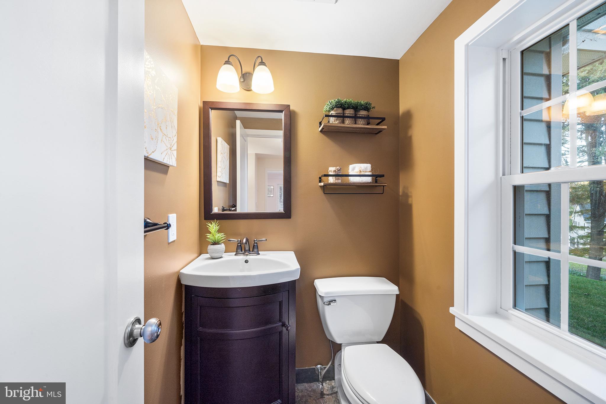 456 General Washington Road Wayne, PA 19087 - Photo 6 of 47 Powder room foyer