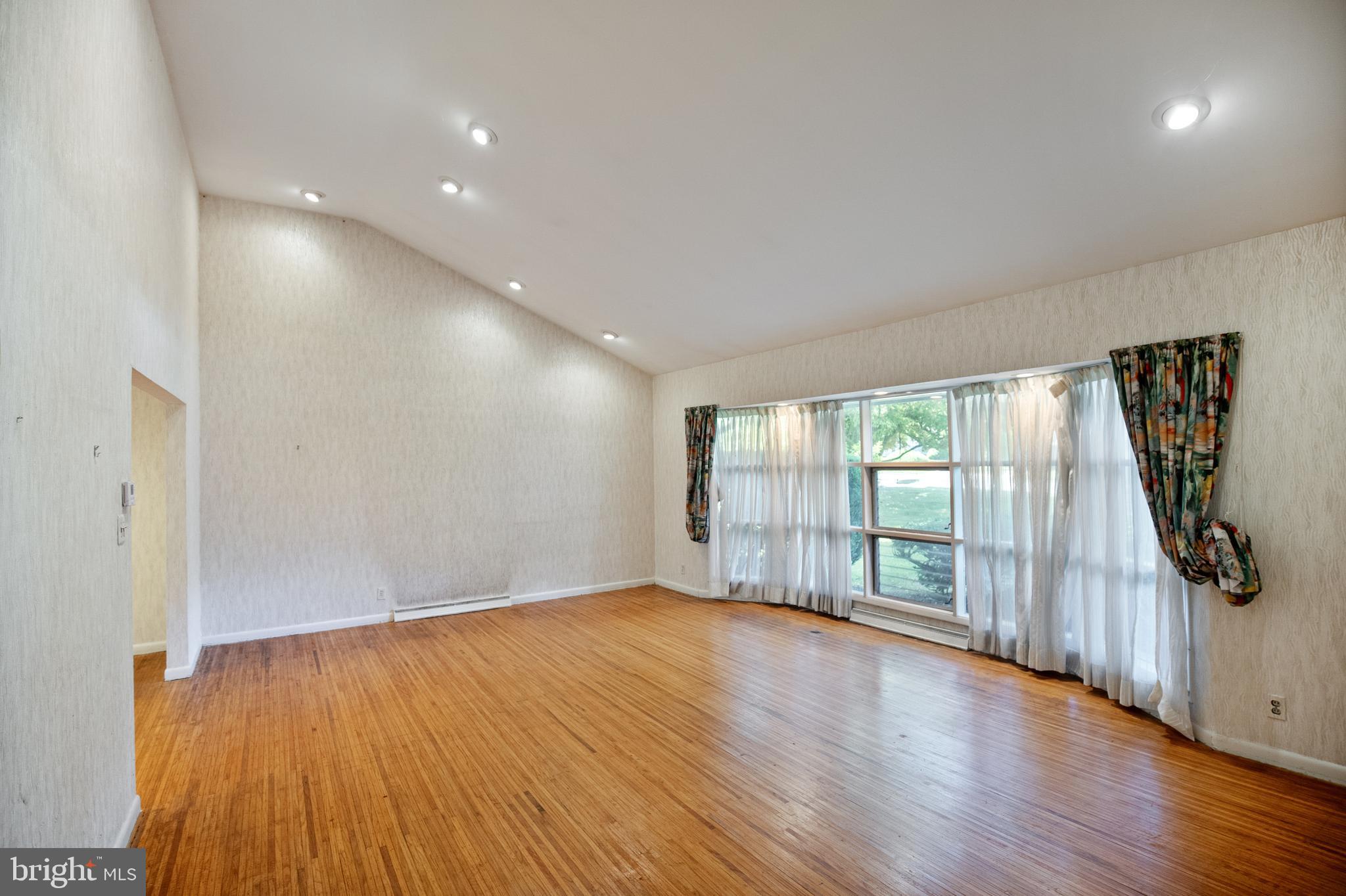 1427 Autumn Road Jenkintown, PA 19046 - Photo 4 of 36 Living Room