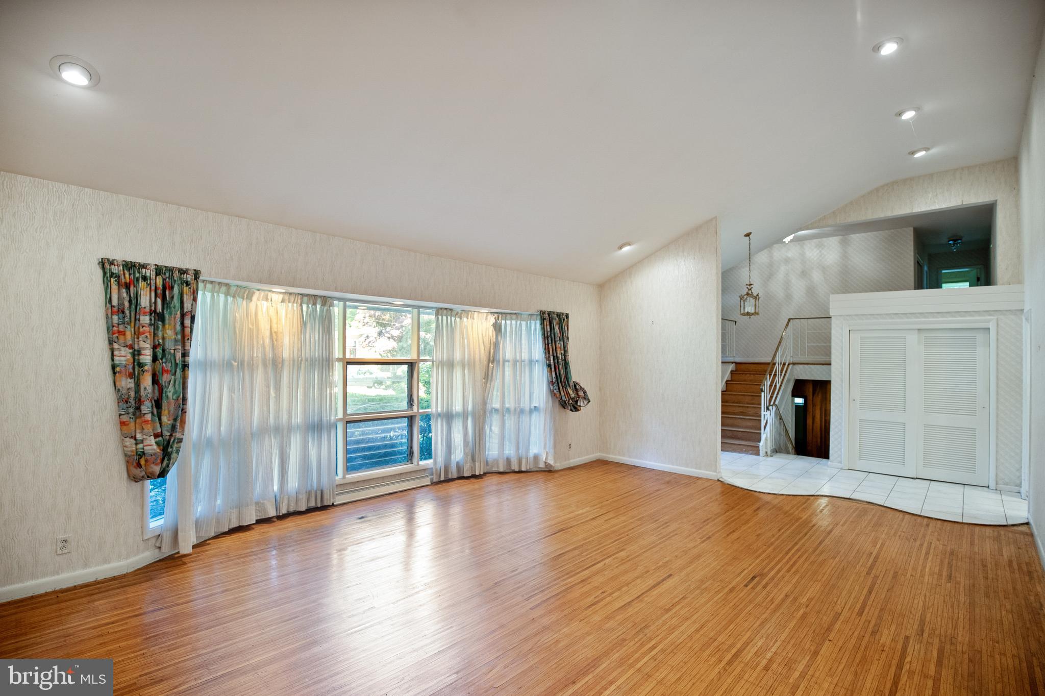 1427 Autumn Road Jenkintown, PA 19046 - Photo 8 of 36 Living Room/Foyer