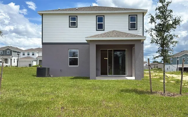 a view of front of a house with a yard