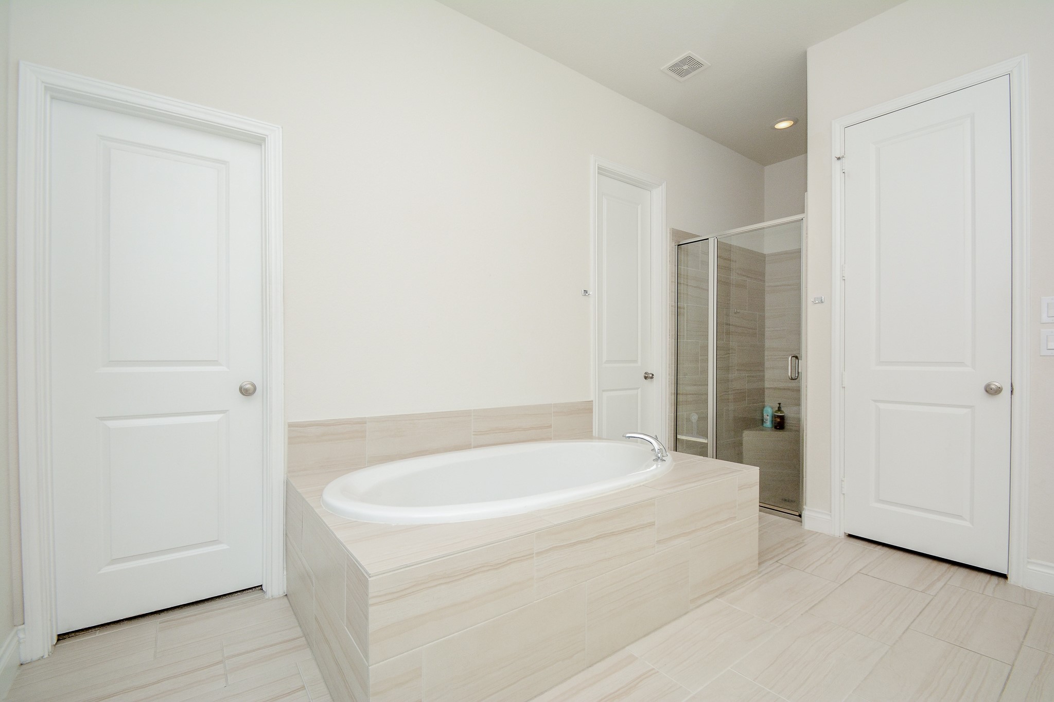 28127 Knight Peak Drive Spring, TX 77386 - Photo 21 of 42 a spacious bathroom with a bathtub and a shower