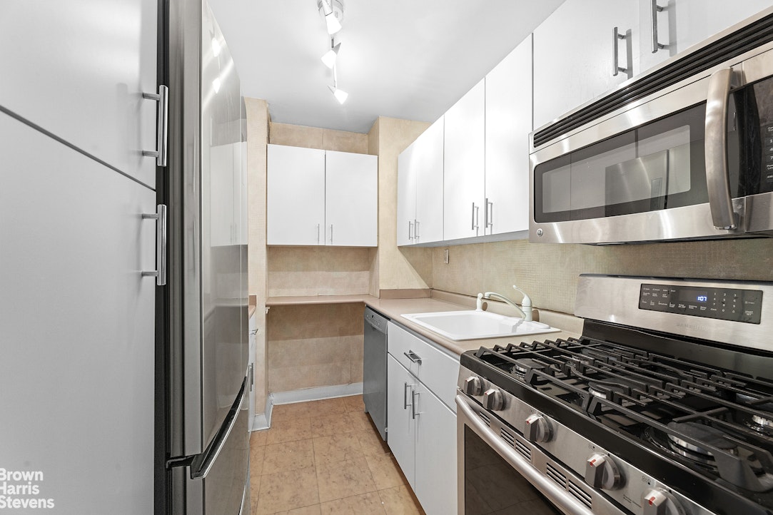 222 East 80th Street, Unit 3H Manhattan, NY 10075 - Photo 10 of 16