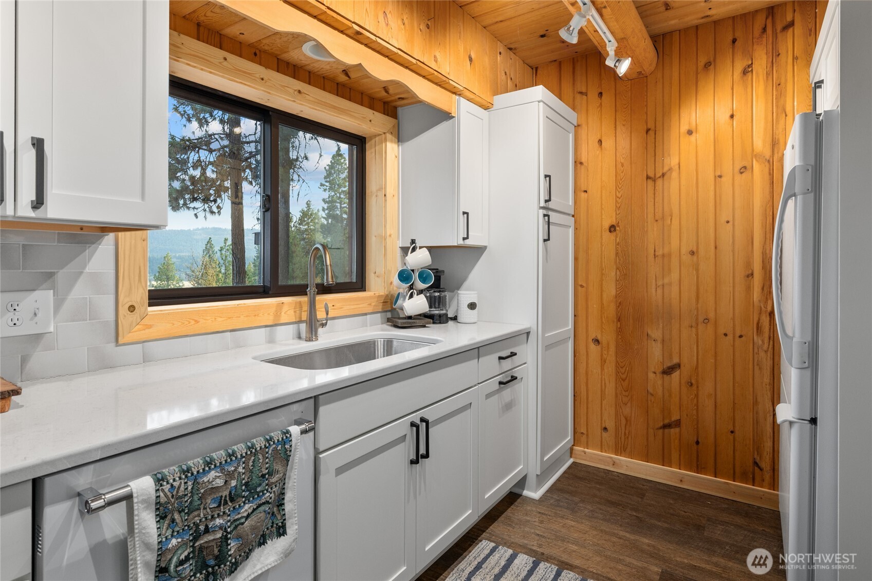 300 Teanaway Ridge Way Cle Elum, WA 98922 - Photo 15 of 38 a bathroom with a sink and a mirror